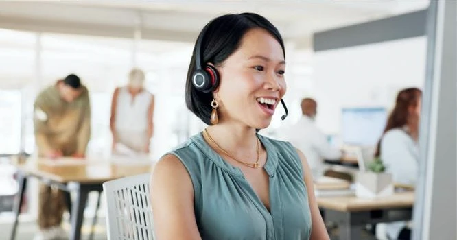 RemoteLineUS remote specialist collaborating online